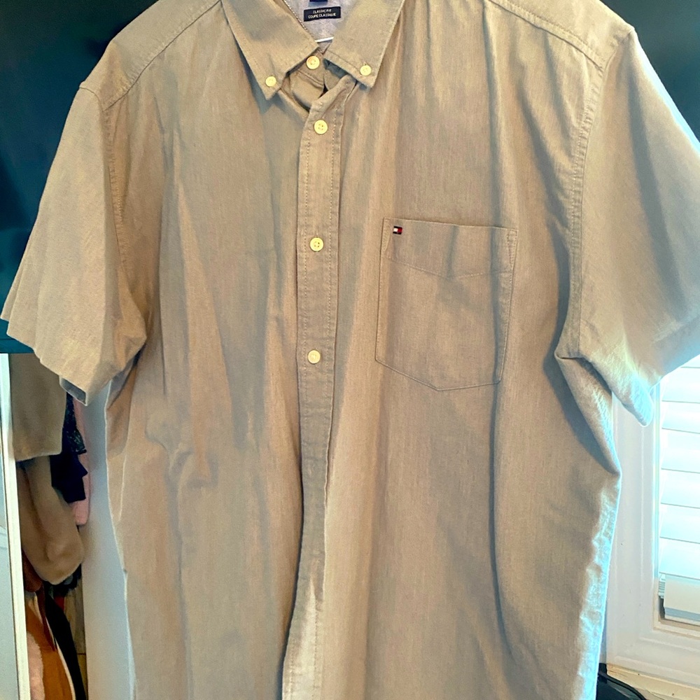 Hilfiger casual men’s button down shirt.  Button down collar. Worn once.